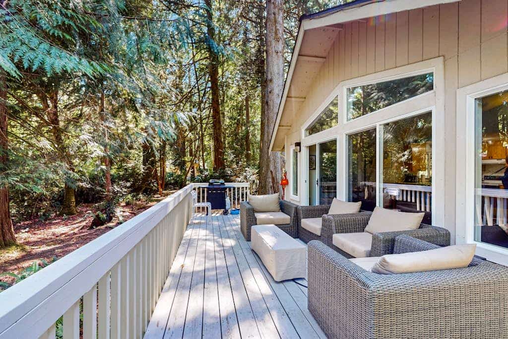Serene family getaway with shared pool and hot tub, deck and gas grill