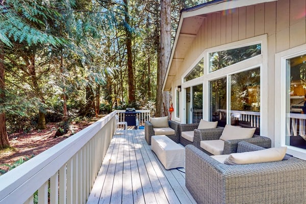 Serene family getaway with shared pool and hot tub, deck and gas grill