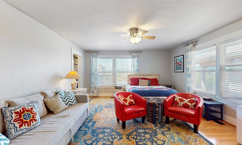 Renovated condo in historical building, near Seattle-Bremerton ferry