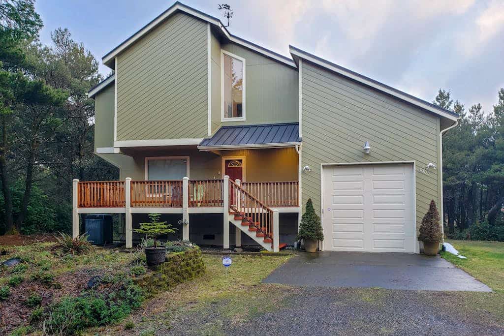 Dog-friendly home with private hot tub & fireplace - only steps to the beach