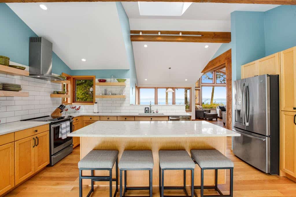 Gorgeous home on 10 acres with amazing ocean view