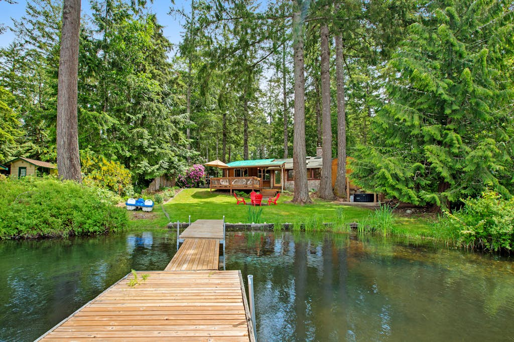 Best Catch Vintage Lakeside Log Cabin