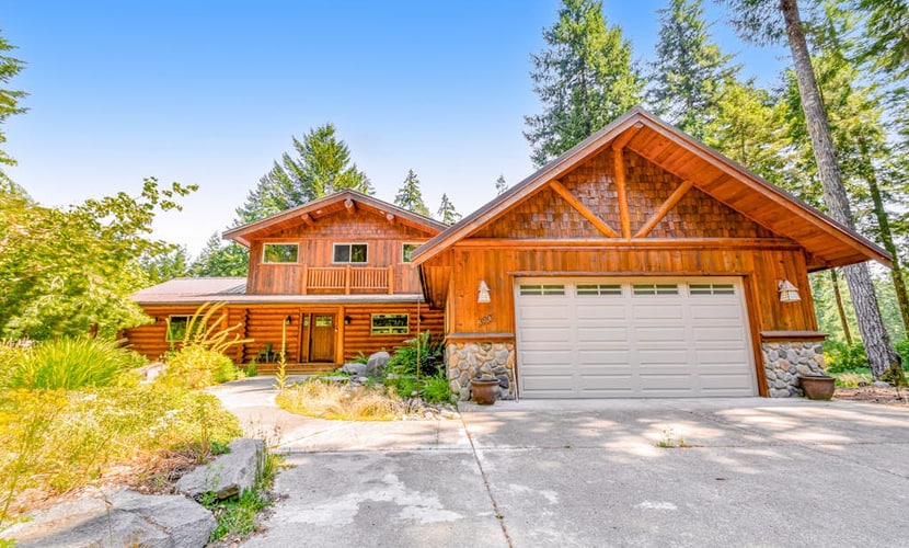 Custom, log home on Alderbrook Golf Course with great deck