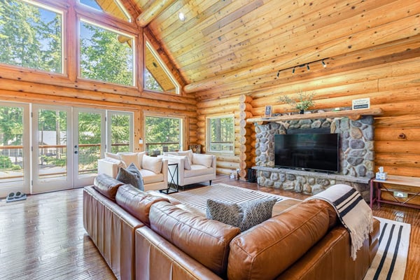 Custom, log home on Alderbrook Golf Course with great deck