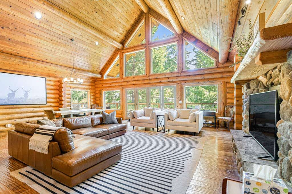 Custom, log home on Alderbrook Golf Course with great deck