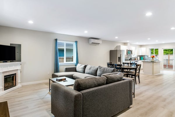 Elegant dog-friendly home near marina & beach - covered deck & W/D
