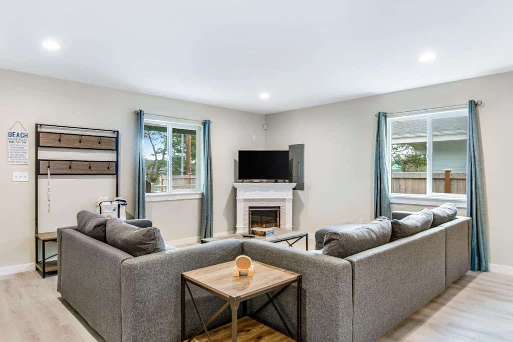 Elegant dog-friendly home near marina & beach - covered deck & W/D