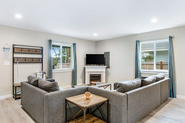 Elegant dog-friendly home near marina & beach - covered deck & W/D