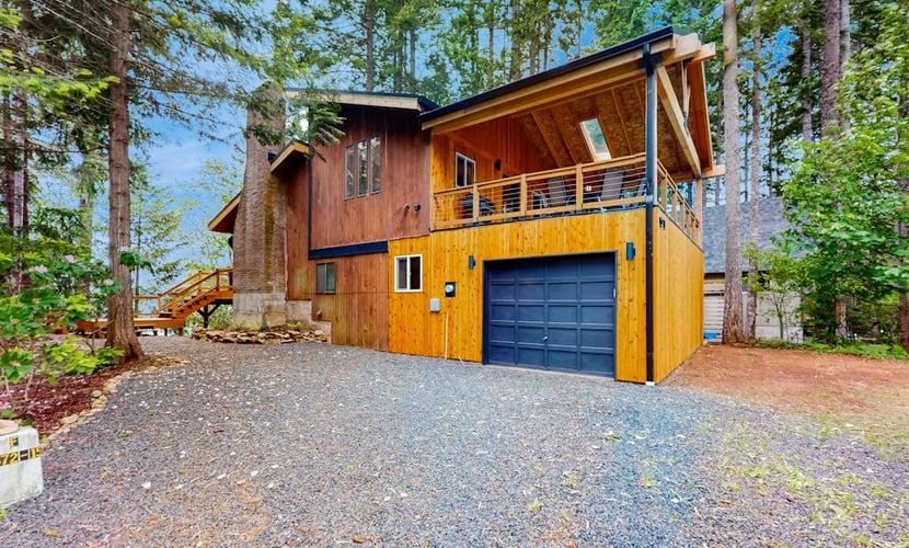 Family-friendly lakefront home with gas bbq, wifi and covered deck
