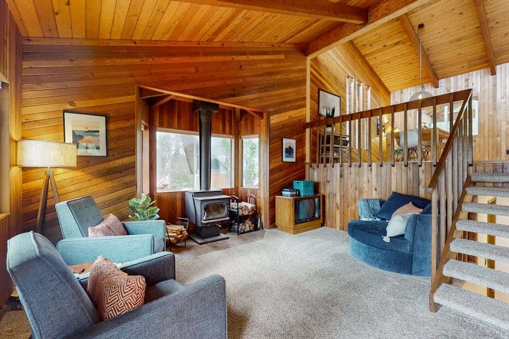 Family-friendly lakefront home with gas bbq, wifi and covered deck