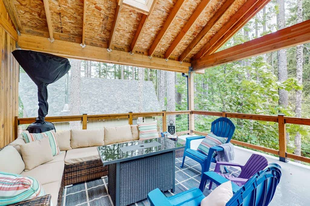 Family-friendly lakefront home with gas bbq, wifi and covered deck