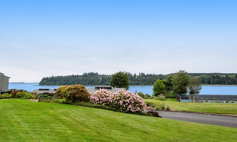 Condo with amazing bay view, lanai, pickleball, hot tub, pools, & gym