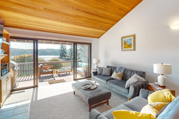 Condo with amazing bay view, lanai, pickleball, hot tub, pools, & gym