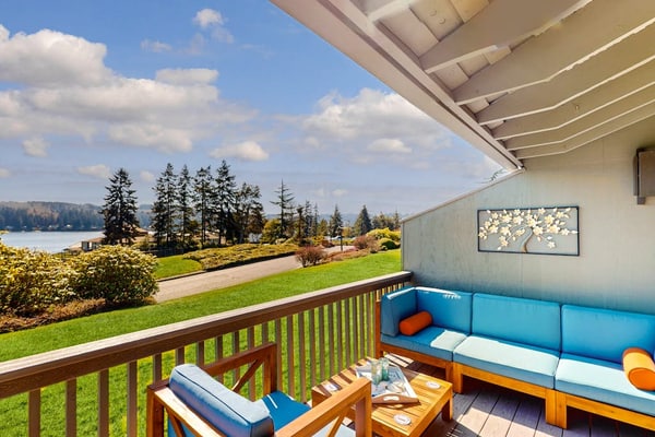 Condo with amazing bay view, lanai, pickleball, hot tub, pools, & gym
