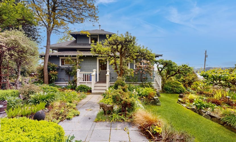 Waterfront house with beach access, deck, central AC, W/D