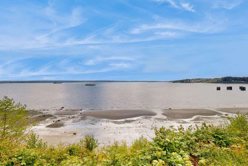 Waterfront house with beach access, deck, central AC, W/D