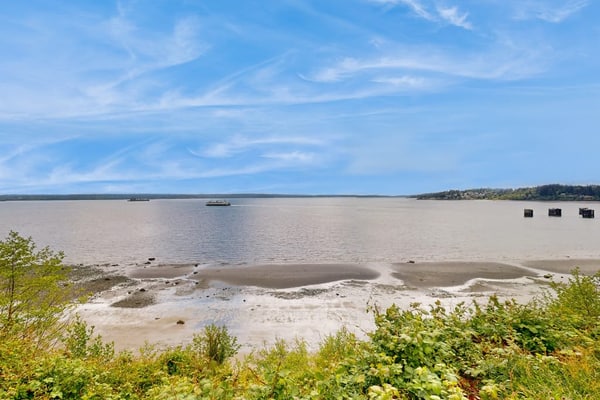 Waterfront house with beach access, deck, central AC, W/D