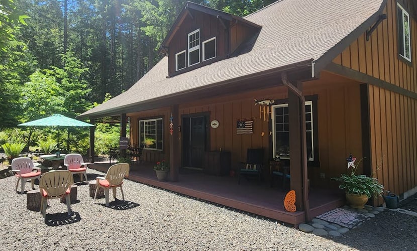 Cozy cabin getaway with firepit, patio, gas grill, and private park access