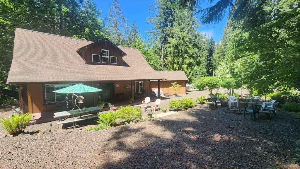 Cozy cabin getaway with firepit, patio, gas grill, and private park access
