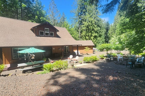 Cozy cabin getaway with firepit, patio, gas grill, and private park access