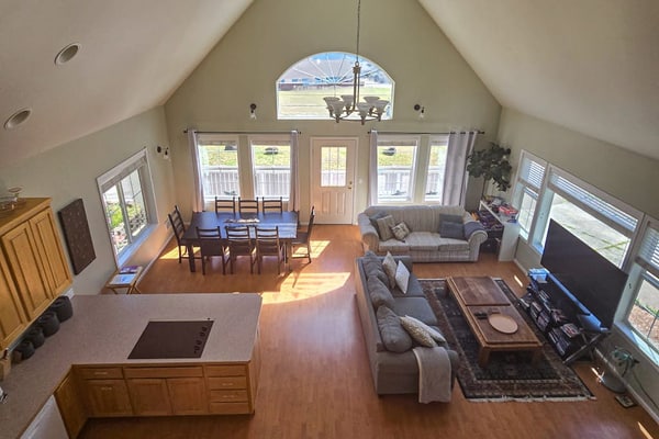 Beautiful, family-friendly lake view property with gas grill-Pet friendly