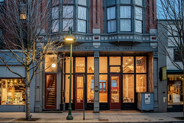 Historic Town View Room with bay window overlooking Water Street