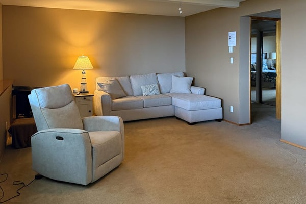 Soundside retreat with fireplace and sunrise views of Puget Sound & Mt. Baker