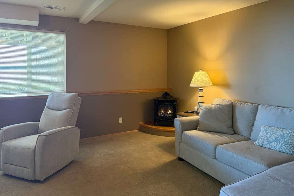 Soundside retreat with fireplace and sunrise views of Puget Sound & Mt. Baker