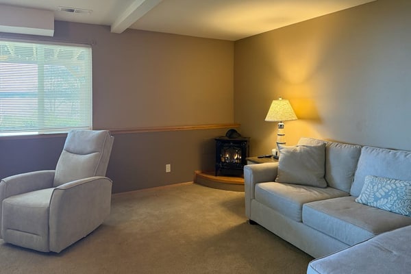 Soundside retreat with fireplace and sunrise views of Puget Sound & Mt. Baker