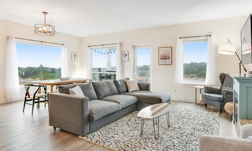 3rd-floor dog-friendly condo close to the beach with pool, hot tub, beach access