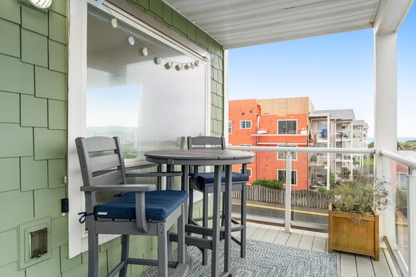 3rd-floor dog-friendly condo close to the beach with pool, hot tub, beach access