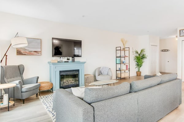 3rd-floor dog-friendly condo close to the beach with pool, hot tub, beach access