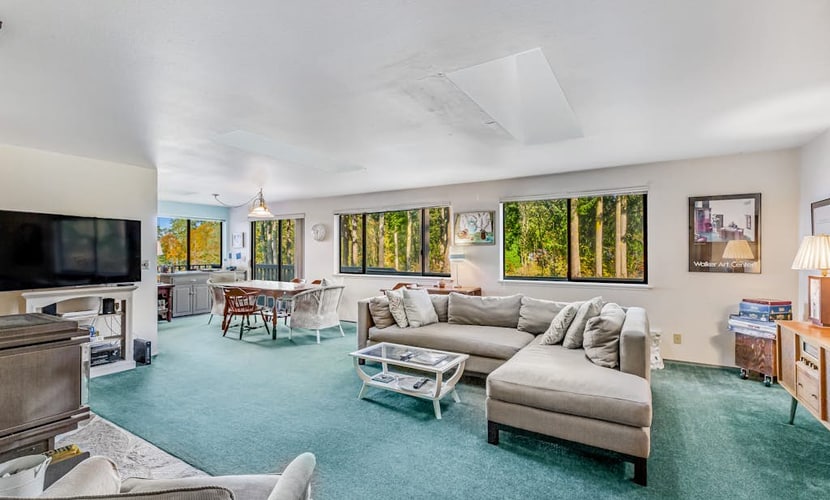 Hood Canal close to the beach with wraparound deck, pool table & fireplace