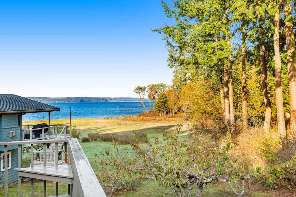 Hood Canal close to the beach with wraparound deck, pool table & fireplace