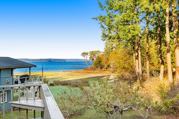 Hood Canal close to the beach with wraparound deck, pool table & fireplace