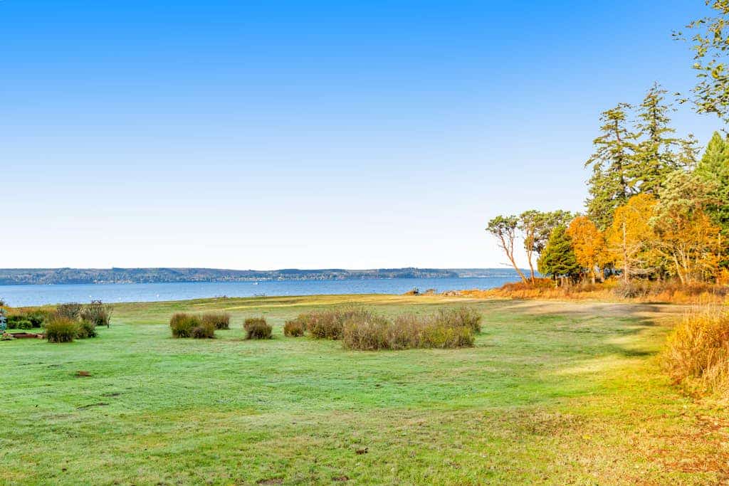 Hood Canal close to the beach with wraparound deck, pool table & fireplace
