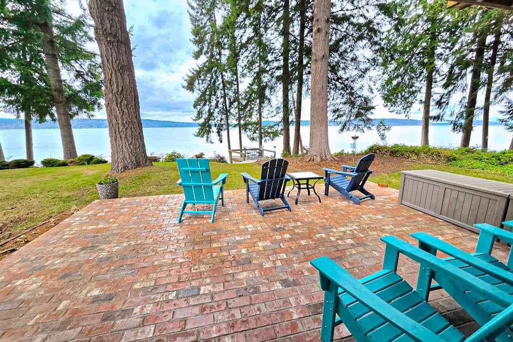 Charming home on the Hood Canal w/ beach access & amazing views