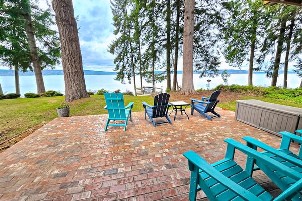 Charming home on the Hood Canal w/ beach access & amazing views