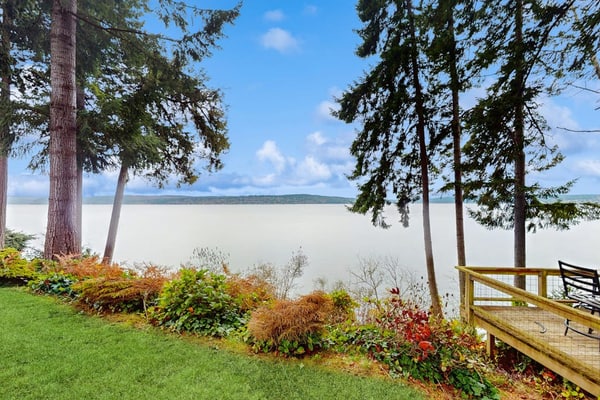 Charming home on the Hood Canal w/ beach access & amazing views