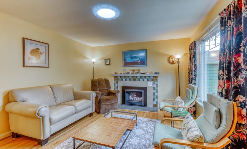 Close-to-campus cottage w/large back deck & fenced yard