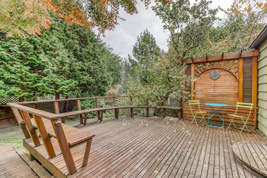 Close-to-campus cottage w/large back deck & fenced yard