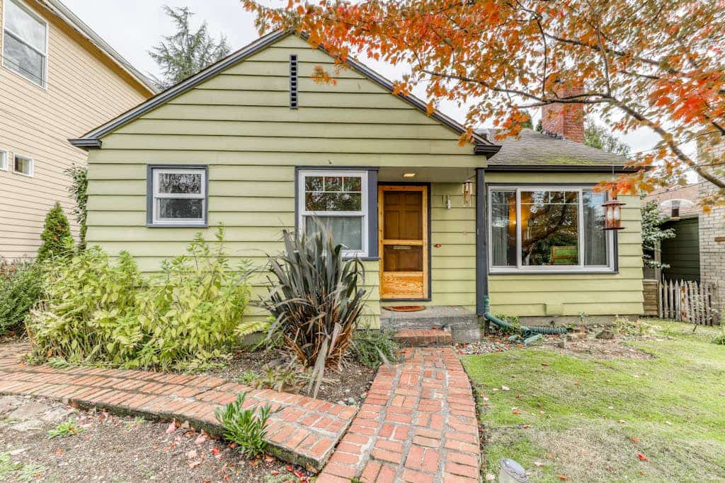 Close-to-campus cottage w/large back deck & fenced yard