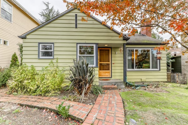 Close-to-campus cottage w/large back deck & fenced yard