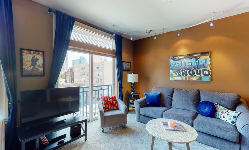Amazing downtown studio w/shared deck/full kitchen/WiFi close to everything