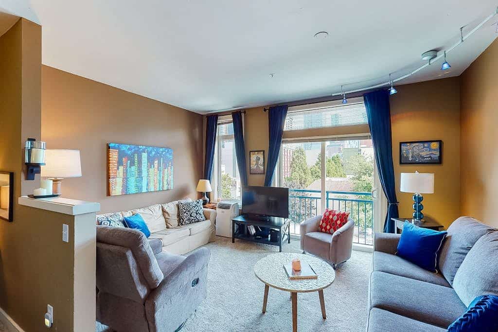 Amazing downtown studio w/shared deck/full kitchen/WiFi close to everything