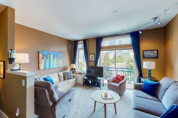 Amazing downtown studio w/shared deck/full kitchen/WiFi close to everything