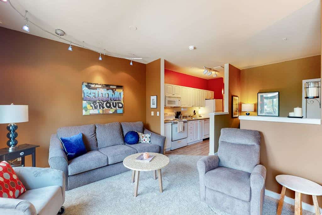 Amazing downtown studio w/shared deck/full kitchen/WiFi close to everything