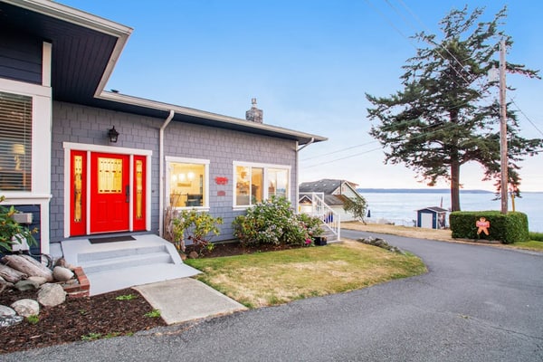 Charming, family-friendly beach house w/ a full kitchen & private beach access