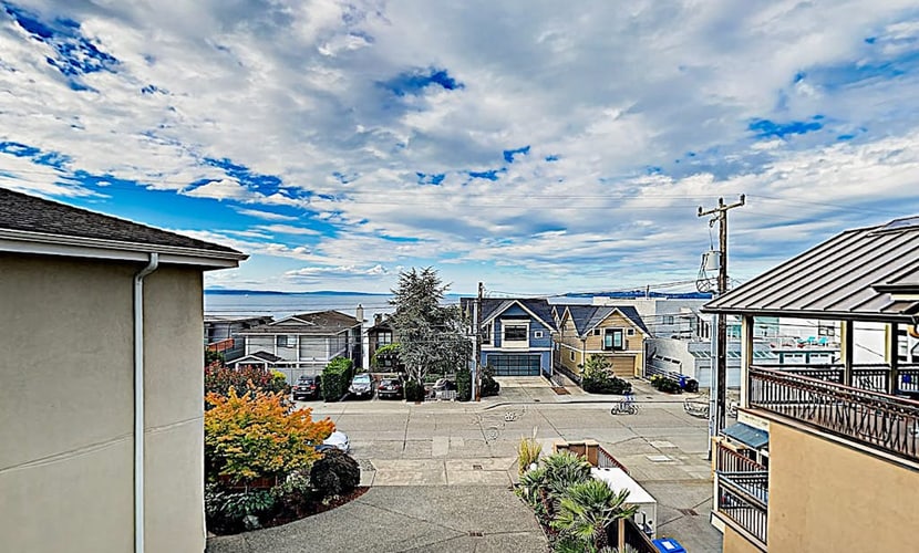 Chic Alki Point Retreat w/ 2 Bay-View Balconies - Walk to Beach and Eateries