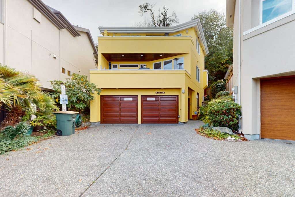 Chic Alki Point Retreat w/ 2 Bay-View Balconies - Walk to Beach and Eateries